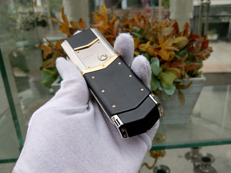 Vertu Signature S điểm vàng